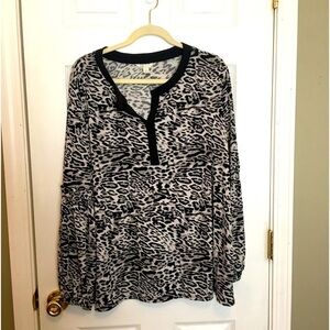 Cato women’s pullover tunic top sz XL Long sleeves v- neck. Animal print.